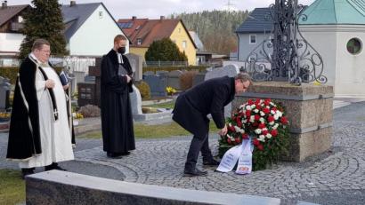 Bild: Stadt Windischeschenbach/exb
Bürgermeister Karlheinz Budnik legte ihm Beisein von Pfarrer Hubert Bartel (links) und Pfarrer Christoph Zeh am Friedhof einen Kranz für die seit einem Jahr an Corona Verstorbenen nieder.