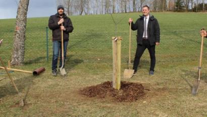 Bild: soj
Die Pflanzaktion des von Radio Ramasuri gespendeten Apfelbaums im Freibad. Im Bild (von links) OGV-Vorsitzende Inge Geißler, Armin Greger, Bürgermeister Wolfgang Söllner und Theo Schiener.