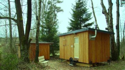 Bild: bjp
Der Kindergruppenbauwagen der Trabitzer LBV-Naturschutzgruppe steht bereits, nun soll das "Reservat" noch um eine Streuobstwiese, Insektenrefugien und Informationstafeln bereichert werden. Die Gemeinde unterstützt das Vorhaben mit einem Zuschuss.