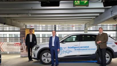 Bild: gib
Roman Straßer (Audi, von links), Egon Westphal (Bayernwerk) und Staatssekretär Roland Weigert gaben den Startschuss für den E-Mobilitäts-Testlauf.