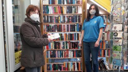 Bild: gis
Vor dem Bücherregal in der Tankstelle Bücherstadl-Leiterin Selma Markhof (links) mit Tankstellen-Geschäftsführerin Sigrid Söllner (rechts).