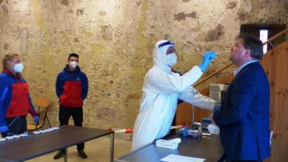 Bild: jp
Bürgermeister Stefan Braun (rechts) geht mit gutem Beispiel voran und lässt sich in der Corona-Teststation im Kastler Steinstadel als erster von Christoph Schöppl (im Schutzanzug) den Abstrich nehmen.