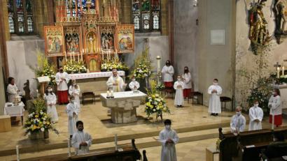 Bild: bph
Bei den zwei Festgottesdiensten durften sich die Kinder jeweils um den Altar in der reichgeschmückten Pfarrkirche versammeln, um gemeinsam ihre erste Heilige Kommunion zu feiern.