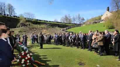 Archivbild: Götz
Diese Bild entstand zum 70. Jahrestag der Befreiung des KZ Flossenbürg im April 2015. Die Covid-Pandemie lässt es wie aus einer anderen Zeit erscheinen.