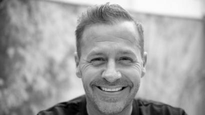 Archivbild: Henning Kaiser/dpa
Schauspieler und Reality-Star Willi Herren bei der Eröffnung von "Willi Herren’s Rievkooche Bud" .