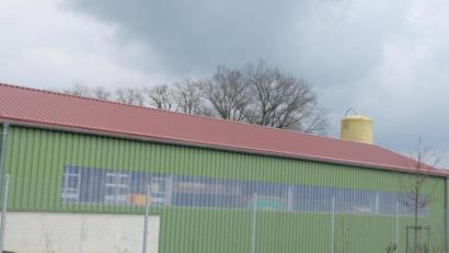 Bild: ohr
Der Gemeinderat Stulln beschloss in der letzten Sitzung, auf den beiden südlich ausgerichteten Dachflächen der Lagerhalle (135 Quadratmeter) und der Maschinenhalle (56 Quadratmeter) im Bauhof eine Photovoltaikanlage zu installieren.