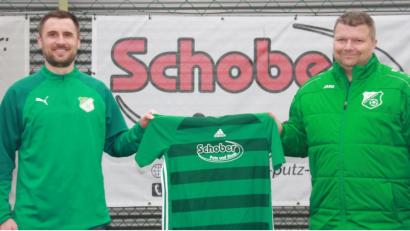 Bild: Karin Braun/exb
Christoph Hegenbart (links), hier mit dem Sportlichen Leiter Stephan Braun, übernimmt mit Beginn der Saison 2021/22 das Traineramt beim 1. FC Schlicht.