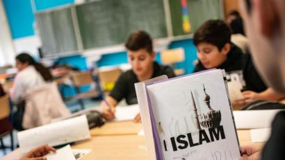 Symbolbild: Frank Rumpenhorst
Ein Schüler öffnet seinen seinen selbst gestalteten Ordner beim Islamunterricht in einer siebten Klasse.