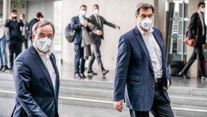 Bild: Michael Kappeler/dpa
Nach einem ergebnislosen Treffen von Armin Laschet (links) und Markus Söder (rechts) in der Nacht auf Montag wird mit Spannung der Ausgang des Machtkampfs um die Kanzlerkandidatur der Union erwartet. Eine Entscheidung war bis in die Abendstunden nicht absehbar.