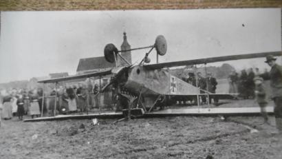 Bild: mma
Wahrscheinlich im Ersten Weltkrieg ist über den Vilswiesen nördlich von Hahnbach ein Flugzeug abgestürzt. Peter Wlach besitzt ein entsprechendes Foto, würde aber gern mehr über das Unglück wissen. Wer kann ihm helfen?