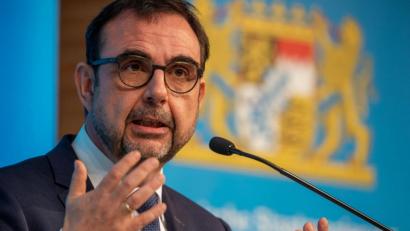 Bild: Peter Kneffel
Klaus Holetschek (CSU) spricht bei einer Pressekonferenz.