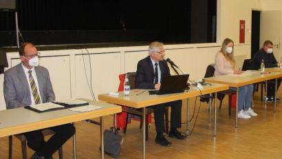 Bild: wro
Die April-Sitzung des Erbendorfer Stadtrates leitete Bürgermeister Johannes Reger (Zweiter von links). Höhepunkt der Debatte im Saal der Stadthalle war die Vorstellung der Zahlen für den laufenden Haushalt.