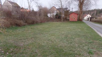 Bild: br
Auf dem ehemaligen Kinderspielplatz in Schwarzenreuth (Bild) soll ein Generationenplatz errichtet werden. Dieses Kleinprojekt wurde von der Steinwald-Allianz als förderfähig mit einer Zuwendung in Höhe von knapp 9056 Euro aus dem Regionalbudget anerkannt.