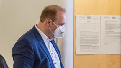Archivbild: Armin Weigel
Christian Schlegl, früherer Regensburger Oberbürgermeister-Kandidat der CSU, geht in den Verhandlungssaal im Landgericht.