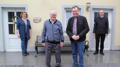Bild: Josef Böhm
Zufrieden mit seinem Lebenswerk, geistig fit und körperlich weitestgehend mobil, so zeigte sich Martin Prey (Zweiter von links) an seinem 90. Geburtstag. Neben ihm Sohn Martin (Bürgermeister), dahinter stellvertretende Bürgermeisterin Rita Salomon und Pfarrer Herbert Rösl.