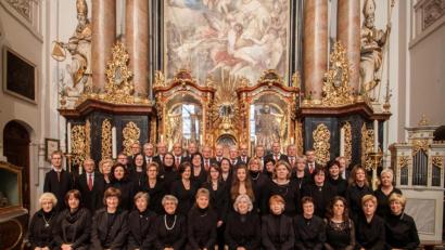 Archivbild: Ferdinand Sperber
In derart großer Besetzung zeigte sich der Basilikachor Waldsassen zum letzten Mal Anfang 2020. Seither gibt es nur noch Auftritte mit bis zu zehn Mitgliedern bei den Gottesdiensten in der Basilika.