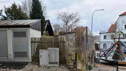 Bild: sne
Mehrere Verteilerkästen für Glasfaser werden im Grafenwöhrer Stadtgebiet neu aufgestellt, unter anderem auch hier am Sudhaus.