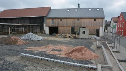 Bild: jr
Noch einiges zu tun gibt es an den Außenanlagen des Info-und Begegnungszentrums, hier im Bild die Seite mit dem künftigen Parkplatz. Architekt Gerhard Plaß hofft auf eine zügige Umsetzung der Maßnahmen.