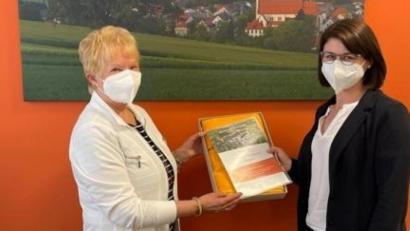 Bild: bey
Elisabeth Hartung (links) hat eine Reise gewonnen. Gabriele Lindner gratuliert.