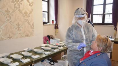 Bild: uz
Tut gar nicht weh. Auch die Ortsbeauftragte der Malteser, Barbara Faltenbacher, lässt sich von Petra Mayer auf das Coronavirus testen.