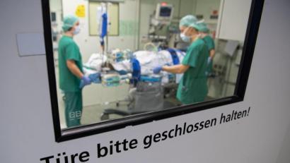 Symbolbild: Marijan Murat/dpa
Kein Patient muss fürchten, dass seine Operation wegen der Corona-Krise verschoben wird.