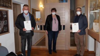 Bild: wel
Bürgermeisterin Anita Forster überreichte die von Staatsminister Joachim Herrmann unterzeichnete kommunale Dankurkunde an die Ratsmitglieder Erhard Fischer (links) und Richard Brunner.