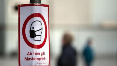 Symbolbild: Federico Gambarini/dpa
An vielen Orten, an denen der Abstand zwischen Menschen nicht garantiert werden kann, herrscht Maskenpflicht.
