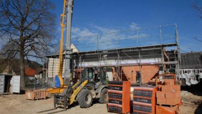 Bild: pop
Noch ist hier eine Baustelle, doch in einigen Monaten sollen hier die Kinder spielen. Die Erweiterung des Schmidmühlener Kindergartens ist auf rund 1,6 Millionen Euro veranschlagt.