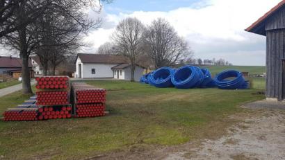Bild: gi
Mit dem Bau des Wassergroßprojekts wurde noch nicht begonnen. Die Rohre dafür liegen beim Feuerwehrhaus in Tröbes schon seit einiger Zeit bereit.