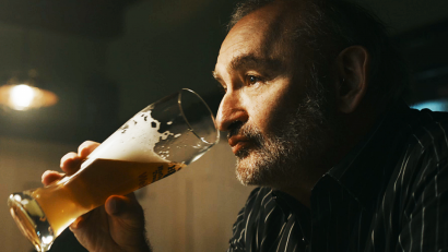 Bild: Tobis
Sigi Zimmerschied nimmt einen Schluck aus seinem Glas. In "Weißbier im Blut" spielt er Kommissar Kreuzeder, der es lieber etwas ruhiger angeht.