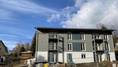 Bild: Eichl
Der Neubau des Mehrfamilienwohnhauses in der Birkenstraße 9 ist einer der großen Posten des Vermögenshaushaltes 2021. Die sechs Wohnungen sind inzwischen alle vermietet und werden von Juni an bezogen.