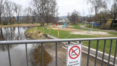 Bild: Gabi Schönberger
Womöglich sitzen Schwimmer im Stadtbad bald auf dem Trockenen: Die Stadt erwägt, den Altarm der Waldnaab nicht mehr anzustauen, um so Kosten und möglichen Regressansprüchen zu entgehen.