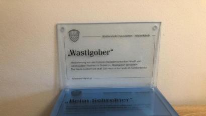 Bild: fpoz
Das Schild mit dem Verweis auf den Hausnamen Wastlgober ist zukünftig im Markt 47 bei Gabi und Helmut Rubenbauer zu sehen.