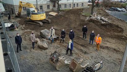 Bild: Stefan Malzer/Landratsamt Tirschenreuth/exb
Die Arbeiten, um den Innenhof des Landratsamts barrierefrei zu gestalten, sind gestartet. Landrat Roland Grillmeier (Zweiter von links) informierte sich über die kommenden Schritte.