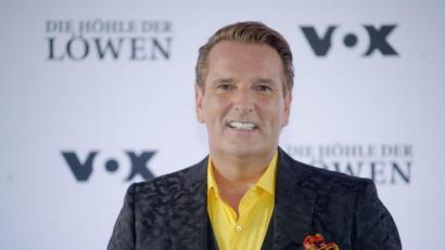 Bild: Henning Kaiser
„Höhle der Löwen“-Investor Ralf Dümmel zeigte sich zunächst angetan von der Geschäftsidee „Pinky Gloves“. Nach heftiger Kritik folgte die zerknirschte Entschuldigung via Instagram. Foto: Henning Kaiser/dpa