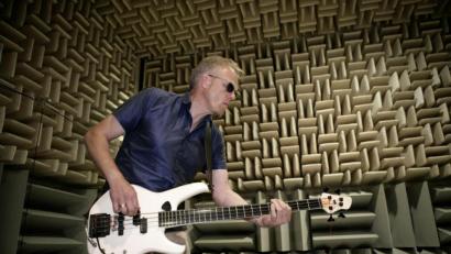 Bild: Kulturamt Amberg/exb
Jazz-Fans können sich freuen: Hellmut Hattler spielt im Live-Stream auf seiner Bassgitarre auf.