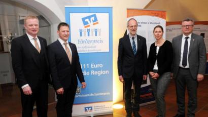 Archivbild: ige
Zum Kreis der Förderpreis-Jury gehören ähnlich wie im Premieren-Jahr 2018 (von links) die Raiffeisen-Vorstände Martin Sachsenhauser und Erich Übler, Klaus Emmerich, Geschäftsführende Verlegerin von Oberpfalz-Medien Viola Vogelsang-Reichl sowie Erster Bürgermeister Michael Göth.