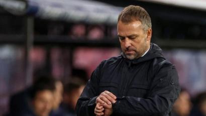 Archivbild: Jan Woitas/dpa
Die Uhr für Trainer Hansi Flick läuft beim FC Bayern zum Saisonende ab.