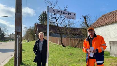 Bild: Tobias Reitmeier/exb
Zweite Bürgermeisterin Gabi Wittleben und Bauhofleiter Peter Pleier werfen einen Blick auf die neuen Schilder im Ortsteil Sonnenried.