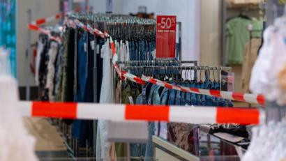 Bild: Robert Michael
Besonders wenig gaben die Bundesbürger im Coronajahr 2020 für kurzlebige Konsumgüter wie Kleidung oder Schuhe aus.