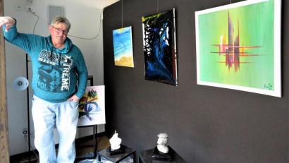 Bild: ubb
Künstler und Musiker Werner Müller hat viele künstlerische und technische Talente, die er immer wieder in unterschiedlichen Abständen ausprobiert und auch für sein Engagement im Kunsthaus gern einsetzt. Fürs Schaufenster sind in seinem Atelier in den vergangenen Wochen einige interessante neue Werke entstanden.