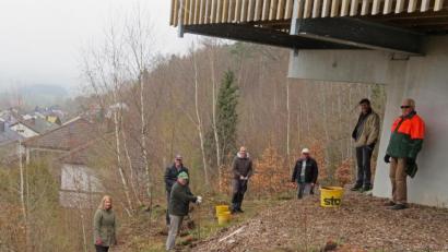 Bild: ow
Das Ehrenamt wird beim Obst- und Gartenbauverein ganz groß geschrieben. Mitglieder unterstützen die Stadt und bepflanzen das Gelände unterhalb der Kulmterrasse bei typischem Aprilwetter mit einzelnen mit Wildsträuchern. Im Bild (von links) Jana Schäffler, Manfred Höllering, Hermann Preißinger, Helmut Schäffler, André Dietrich, Bürgermeister Wolfgang Haberberger und Klaus Sehnke.