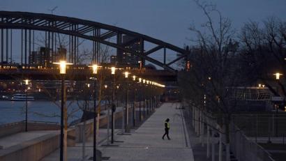 Bild: Roberto Pfeil/dpa
Das geplante Gesetz zur Eindämmung der Corona-Pandemie soll nun doch weniger strenge Regeln für nächtliche Ausgangsbeschränkungen enthalten als ursprünglich geplant.