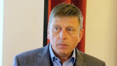 Bild: do
Landschaftsarchitekt Dietmar Narr moderierte die PV-Flächen-Diskussion und kündigte eine Studie zu möglichen Vorzugsgebieten für Sonnenkraftwerke an.