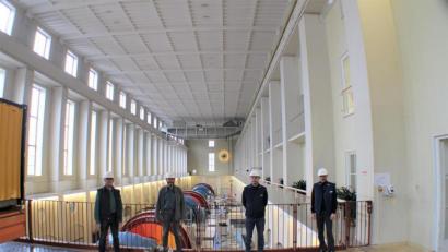 Bild: ENGIE/exb
Die Kraftwerksgruppe Pfreimd leitet nun Dieter Krompholz. Unser Bild zeigt von links Bernhard Ostler (Leiter Maschinentechnik und Bau), Kraftwerkschef Dieter
Krompholz, Andreas Prem (Leiter Elektro- und Leittechnik) und Cornel Ensslin (Leiter Großprojekte Wasserkraft).