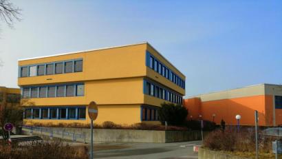 Bild: wpt
Das Dach des Nabburger Gymnasiums hat seine besten Jahre hinter sich und soll dieses Jahr saniert werden. .