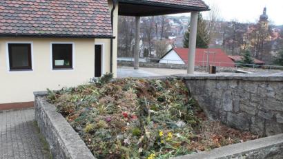 Bild: soj
Die Friedhofsgrube wird immer wieder mit Plastikmüll belagert. Das macht die Entsorgung relativ teuer. Der Bürgermeister bittet die Bevölkerung, nur Grünabfall in die Grube zu werfen.