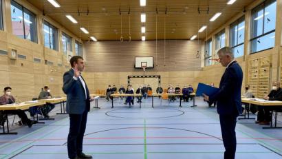 Bild: Eichl
Bürgermeister Thomas Meiler (rechts) vereidigt den FWG-Gemeinderat Stefan Erndt als Nachfolger des ausgeschiedenen Alexander Sailer. Der Gemeinderat tagt erstmals pandemiebedingt in der renovierten Turnhalle.