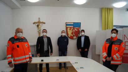 Bild: du
Immer freitags wird in Schirmitz kostenlos getestet: Zur Vorbereitung der Corona-Teststation trafen sich im Schirmitzer Bürgersaal die ehrenamtlichen Helfer des BRK (von rechts) Kerstin Melischko, Sandro Galitzdörfer, Sebastian Seibert, Bürgermeister Ernst Lenk und Gerd Kincl.