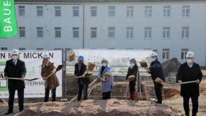 Bild: Wolfgang Steinbacher
Spatenstich für das neue Familienzentrum des SkF (von links): Landtagsabgeordneter Harald Schwartz, VR-Bank-Vorstand Andreas Reindl, Christian Eberhardt (Geschäftsführer evh Architekten), Waltraud Frieser und Marianne Gutwein vom SkF, Oberbürgermeister Michael Cerny und Landrat Richard Reisinger.